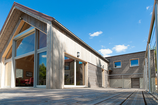 Maison avec les fenêtres et portes-fenêtres en bois/aluminium Bieber, gamme Duoba